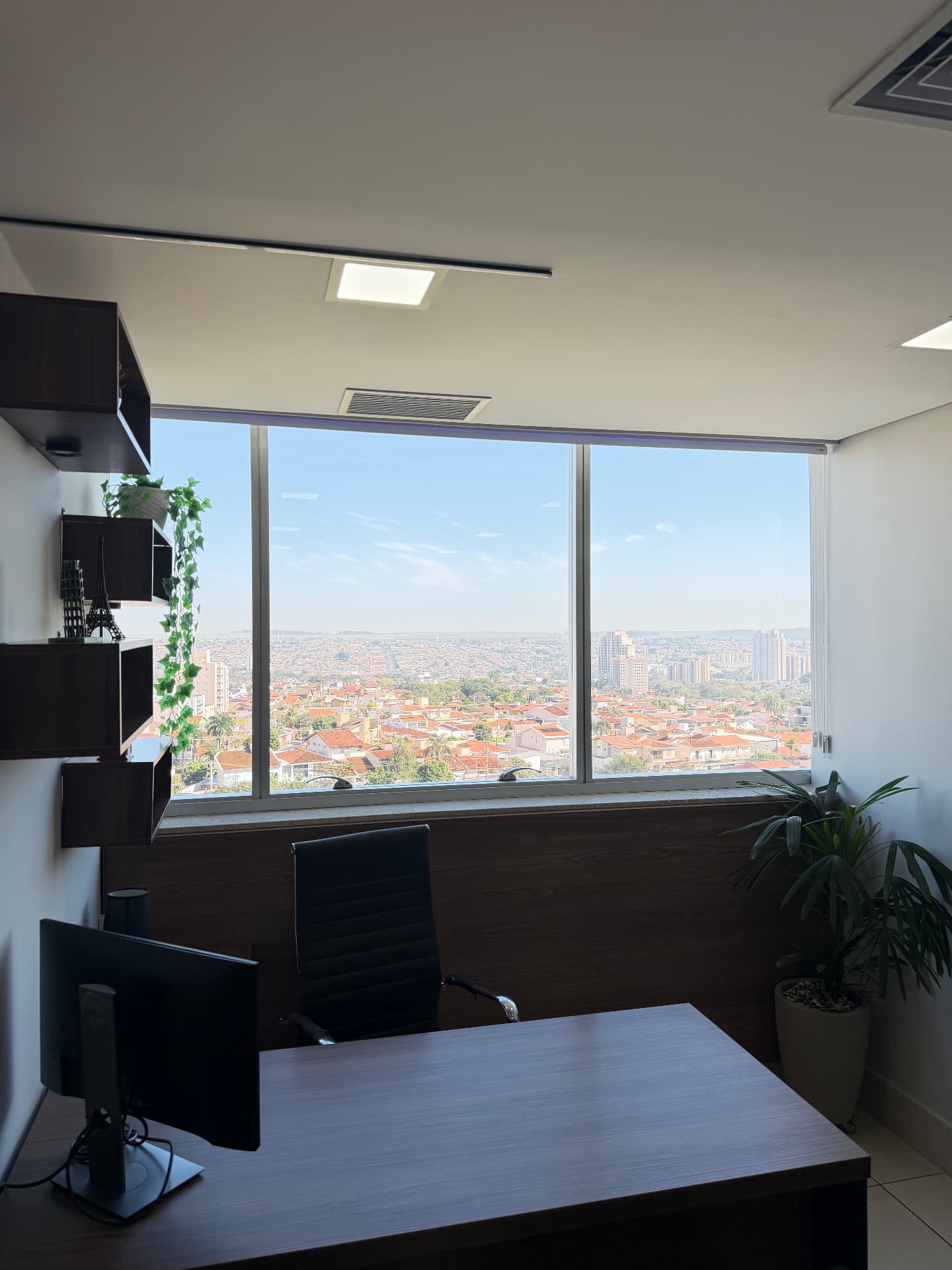 Consultório do Dr. Rodrigo Costta com vista panorâmica de Ribeirão Preto