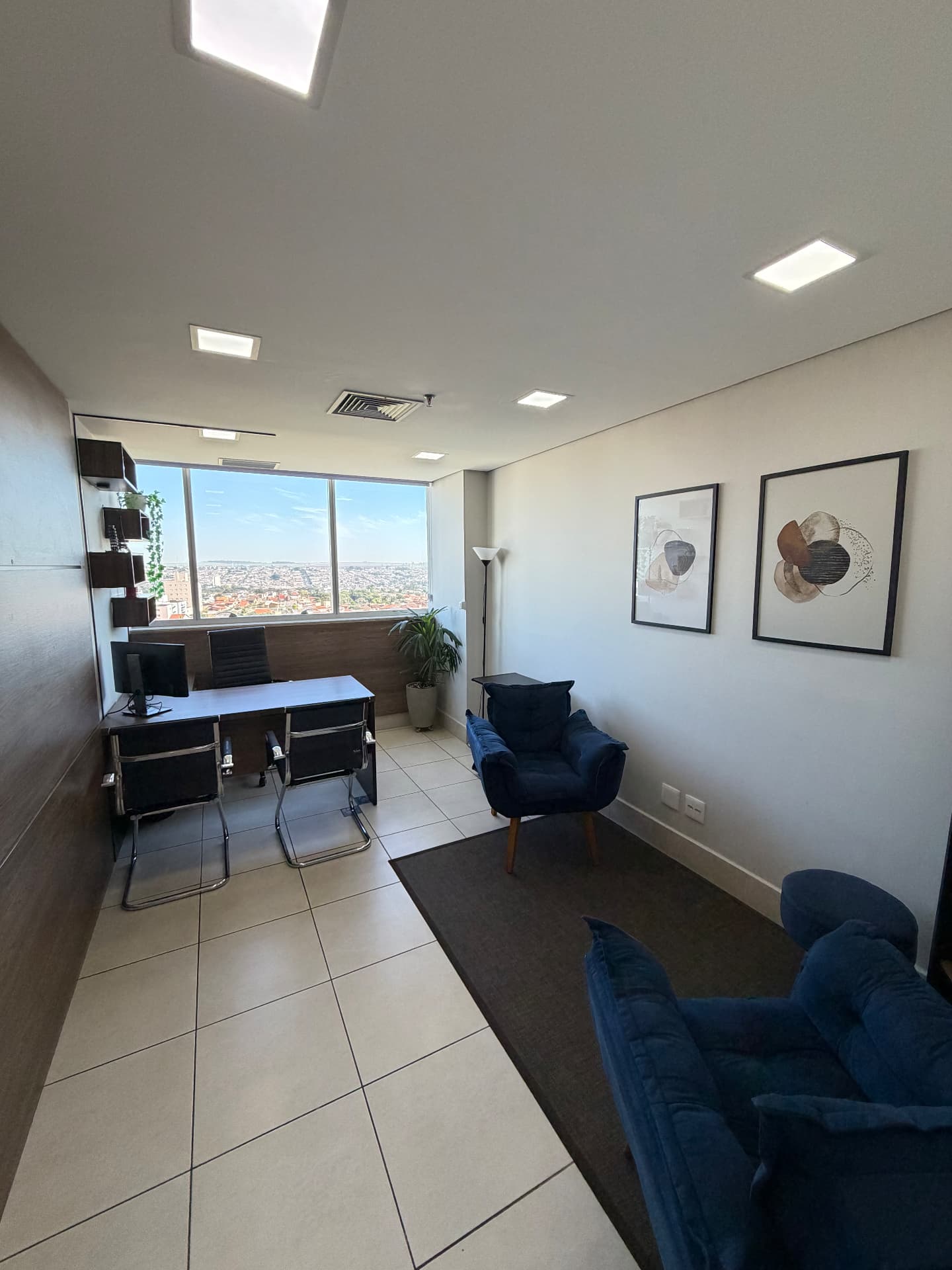 Sala de atendimento ampla e climatizada