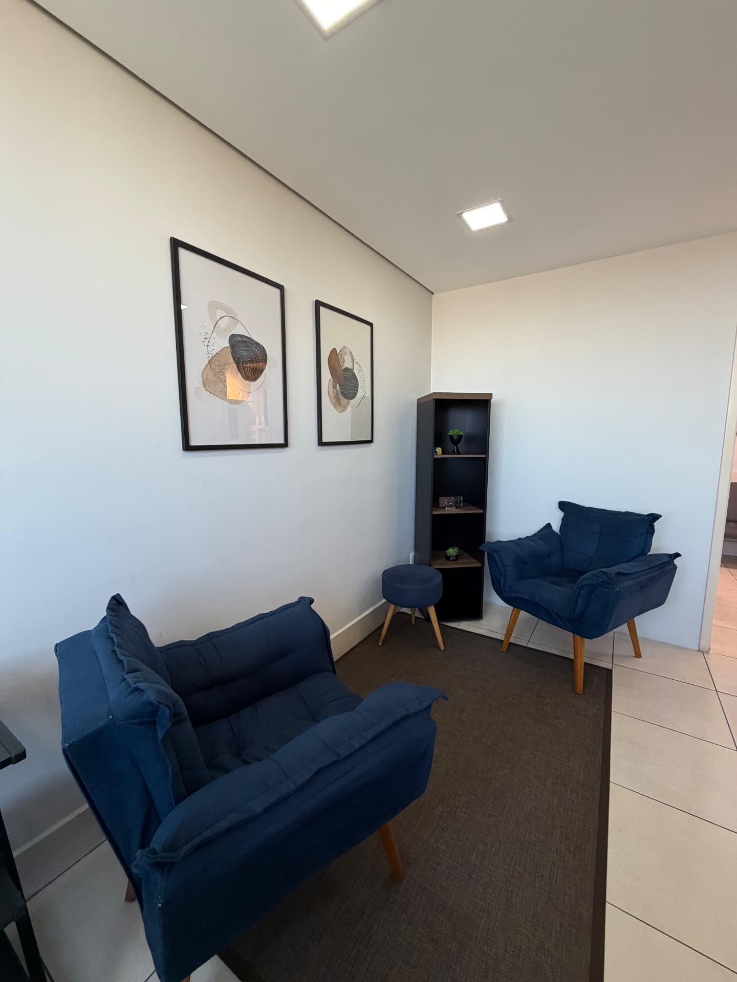Espaço de espera reservado com poltronas