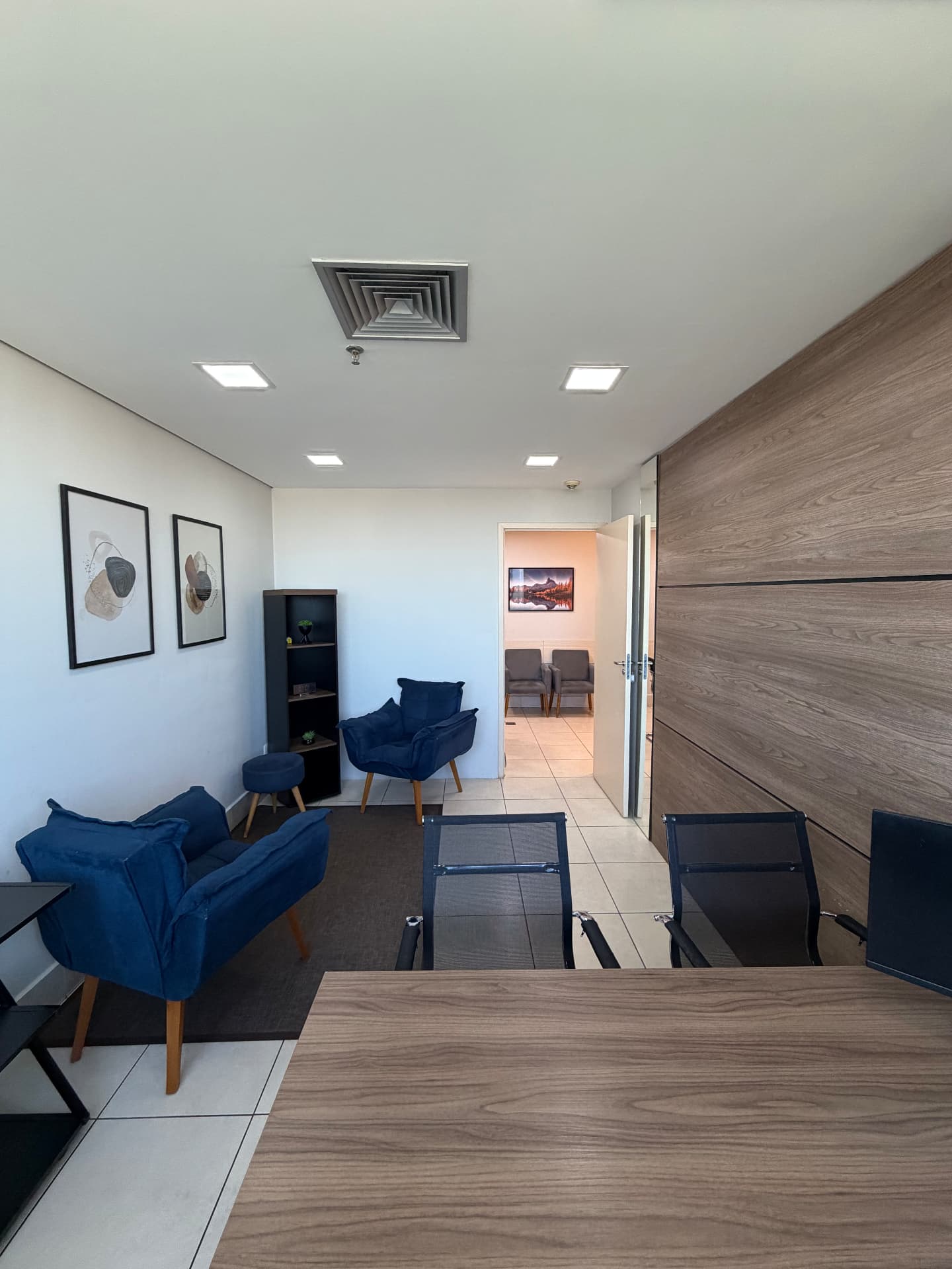 Ambiente de consulta com acabamento em madeira